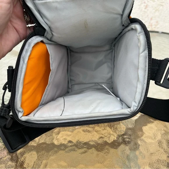 Lowepro Adventura TLZ 30 III Black Top Loading Camera Bag - Picture 6 of 12